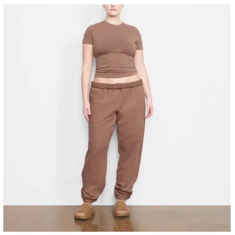 Skims outdoor joggers
